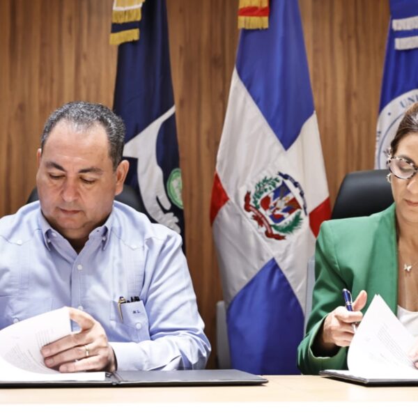 SNS firma tres acuerdos para impulsar mejoras en laboratorios, investigación y accesibilidad en la Red Pública